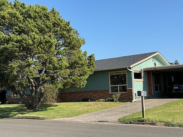 Located on a quiet street in the heart of Newport. This cozy two bedroom includes carport, range & refrigerator and a private, enclosed back patio. Yard maintenance included.
