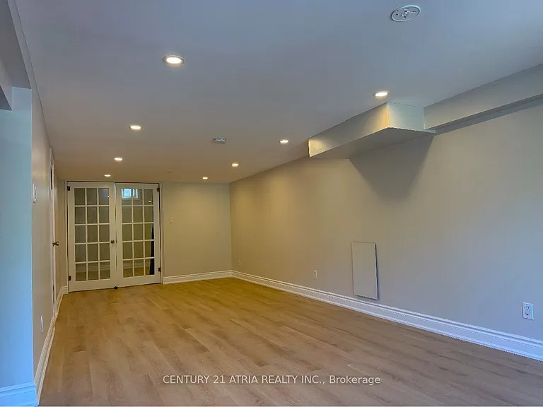 65 Newlin Cres #REAR GROUND FLR — Photo 4