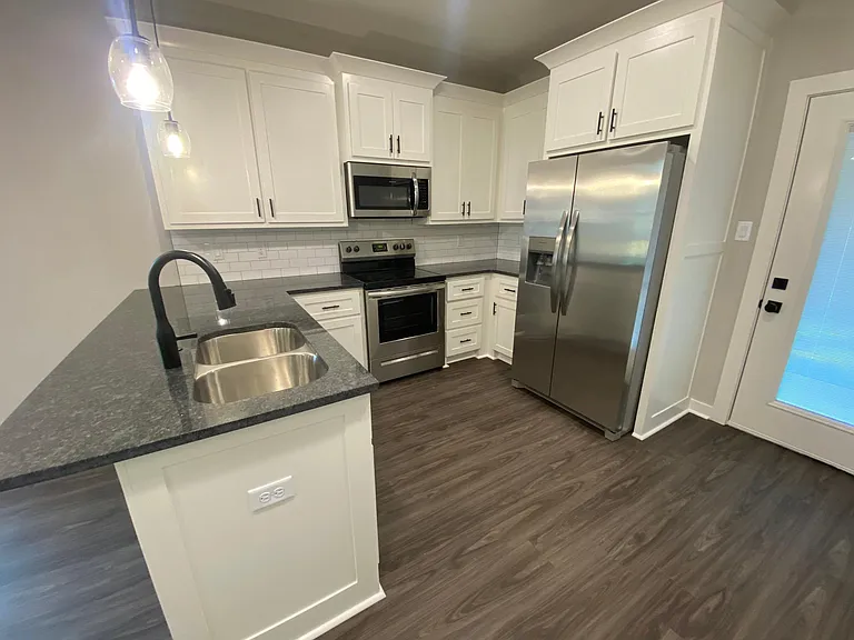 606 SW 3rd St #2 — Photo 8