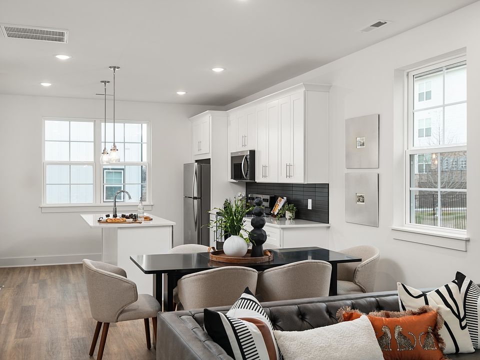 1st image of 700 N Dupont Ave #203