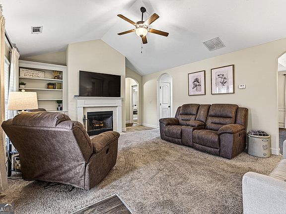 3rd image of 32 Armstrong Dr