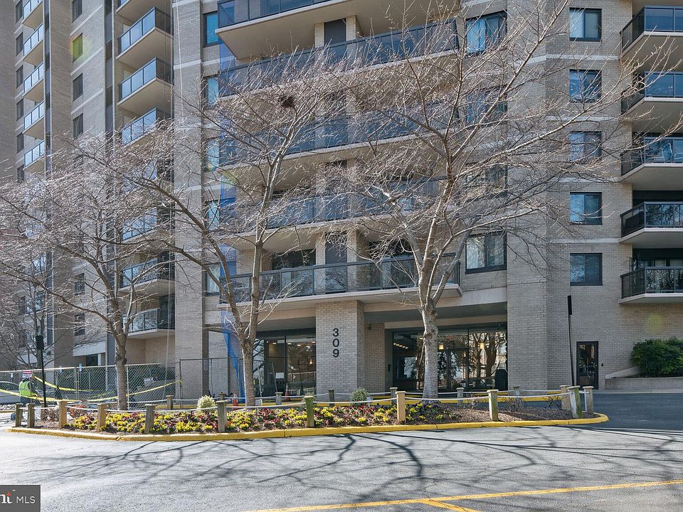 1st image of 309 Yoakum Pkwy APT 1118