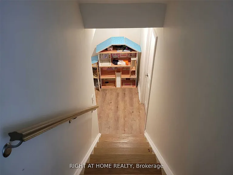 1080 Glenashton Dr #UPPER — Photo 18