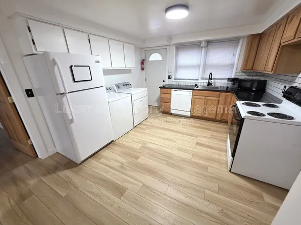 822 W Main St APT A, Kalamazoo, MI 49006