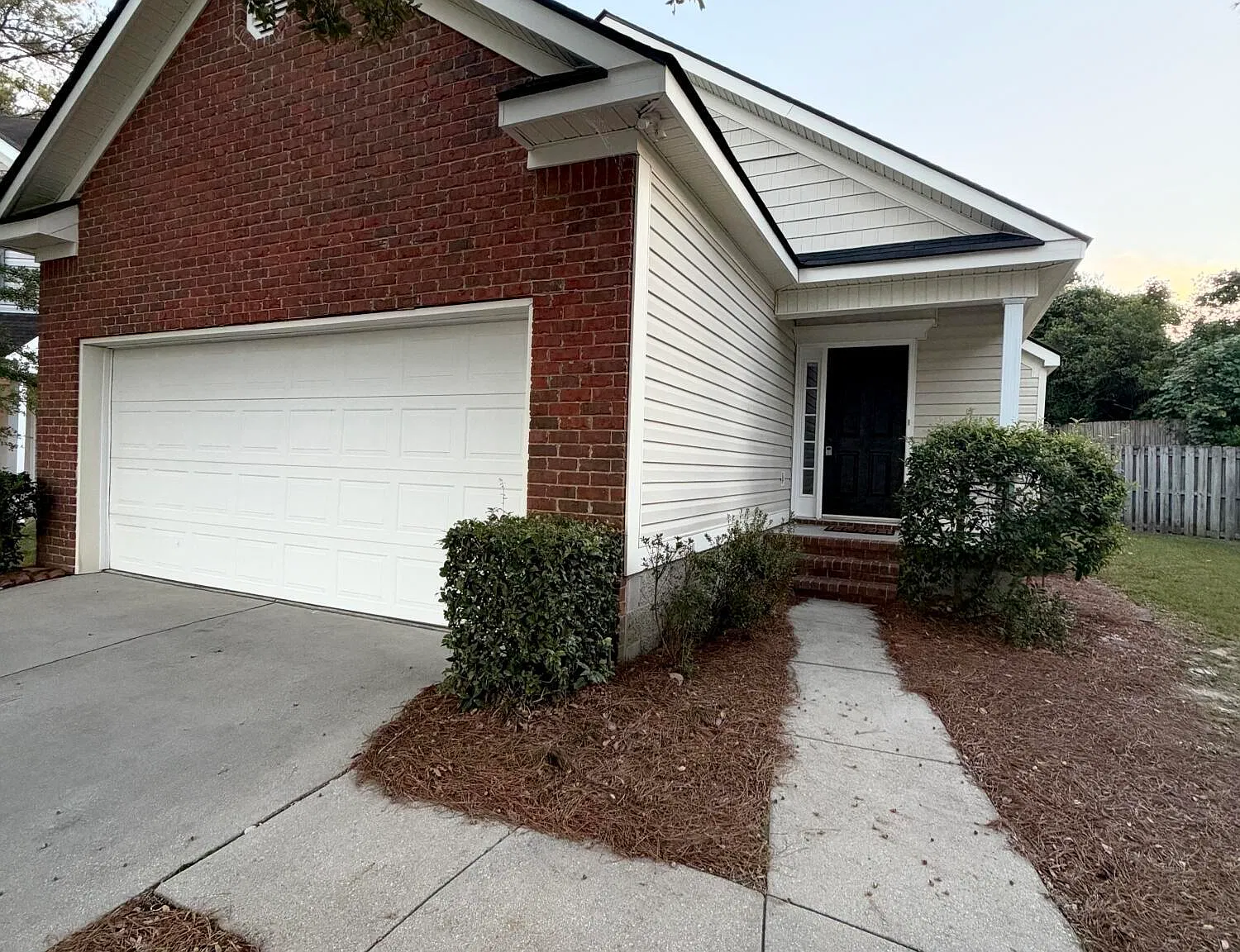 3 bed, 2.0 bath, 1351 sqft, $1,900 — Photo 2
