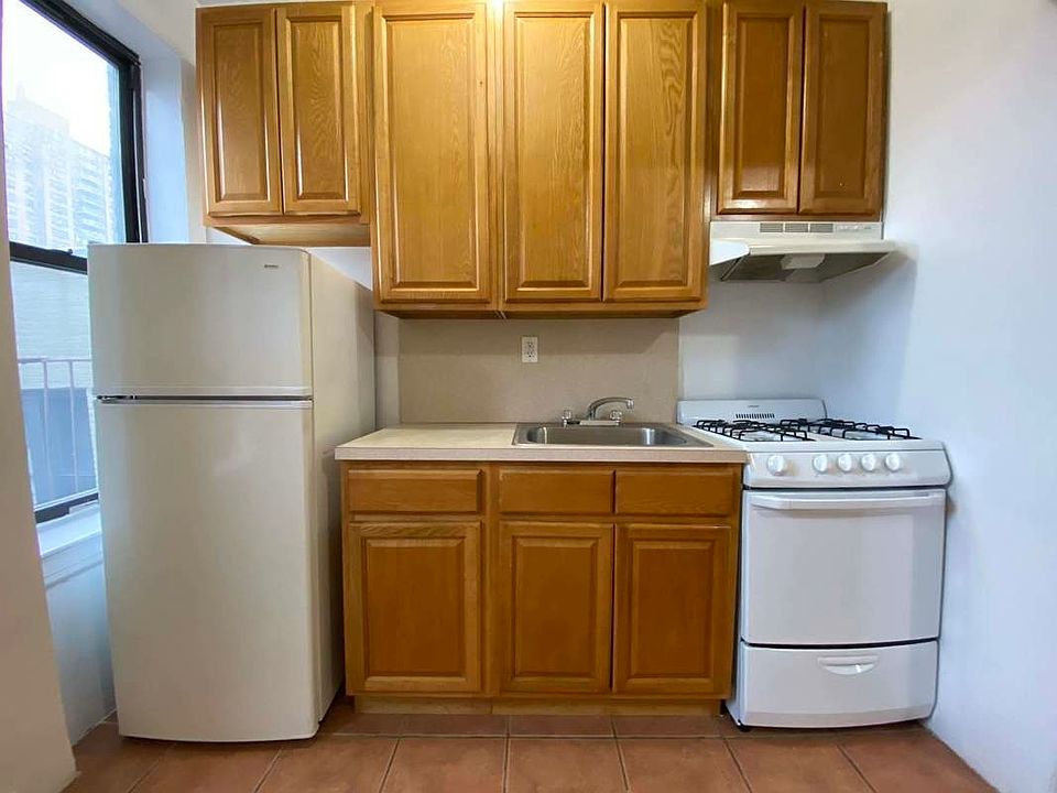 2nd image of 150 Crown St APT C2