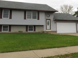 6112 Appomattox Rd, Davenport, IA 52806
