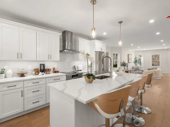 25 Francis St #1, Watertown, MA 02472