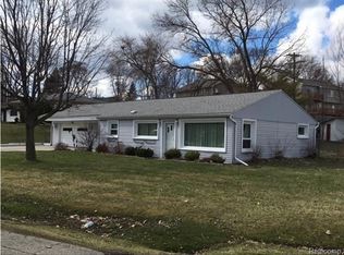 1028 Stratton Dr, Waterford, MI 48328