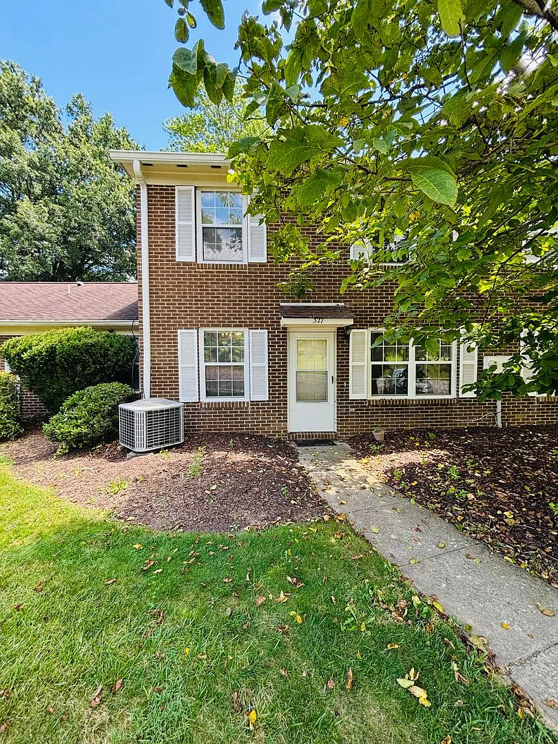 2 Bedroom 1.5 Bathroom Townhouse — Photo 1