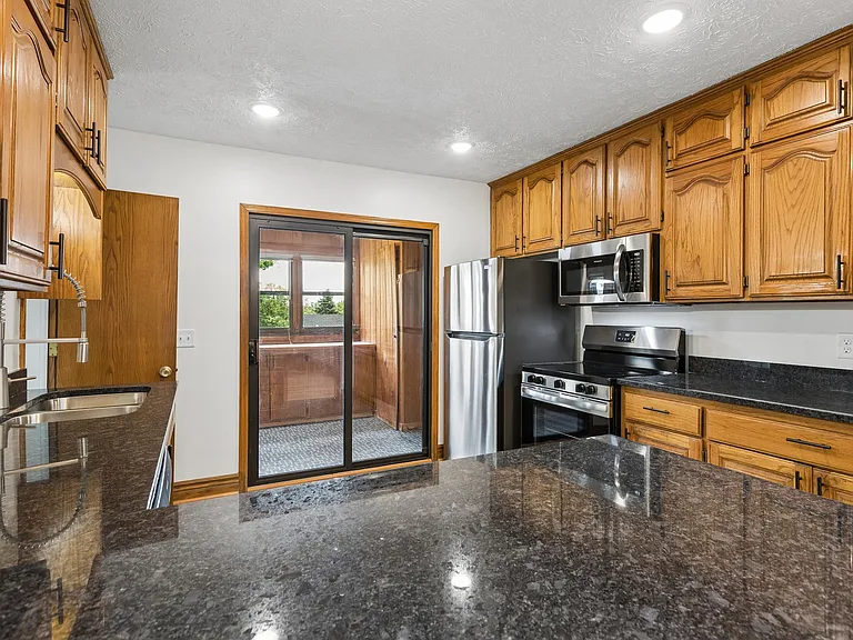 7911 Maywood St — Photo 11