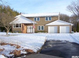 12 Attridge Ct, Melville, NY 11747
