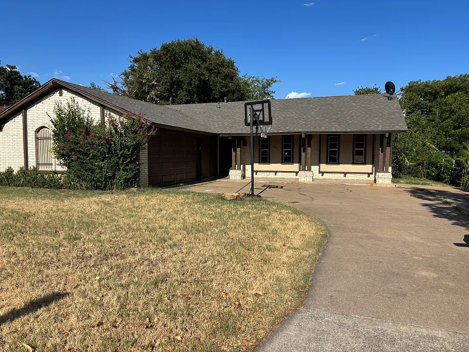 806 Long Dr