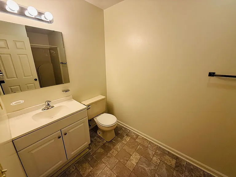 882 Patrick Henry Dr — Photo 8