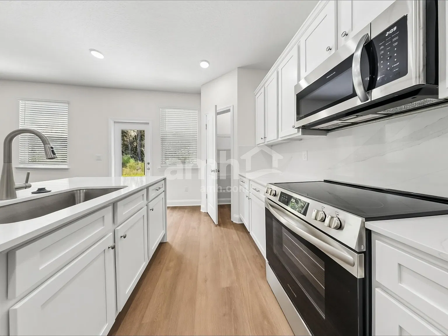 4 bed, 2.5 bath, 2241 sqft, $2,565 — Photo 4