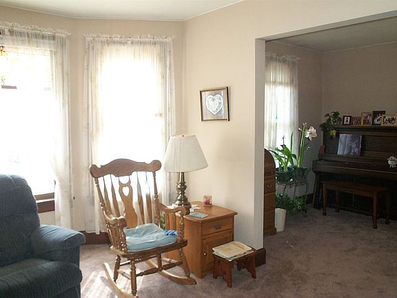 4th image of 103 W 3rd St