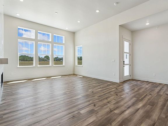 3rd image of 2978 Fleet Dr #2