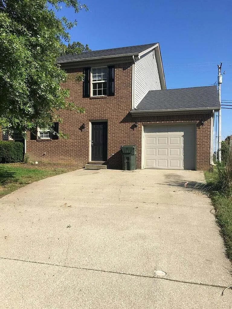 3 bed, 1.5 bath, 1250 sqft, $1,495 — Photo 1