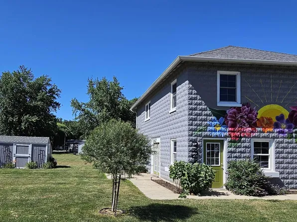 324 7th St, La Porte City, IA 50651