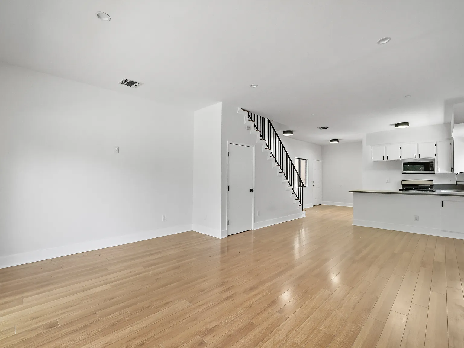 3 bed, 2.5 bath, 1100 sqft, $2,845 — Photo 3