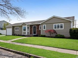3 Wellbrock St, Lindenhurst, NY 11757