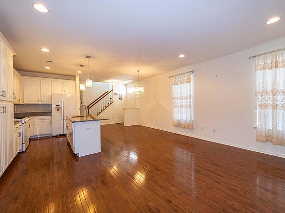 3rd image of 22 Fieldstone Dr