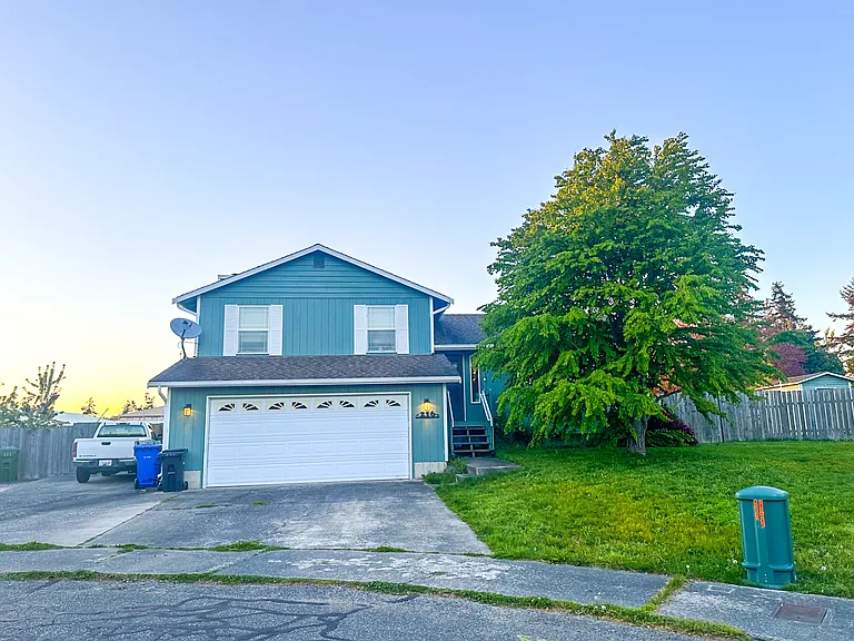 216 SE Fisher Ct — Photo 1