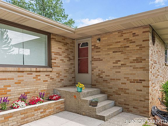 5th image of 3408 Bluebird Ave SW