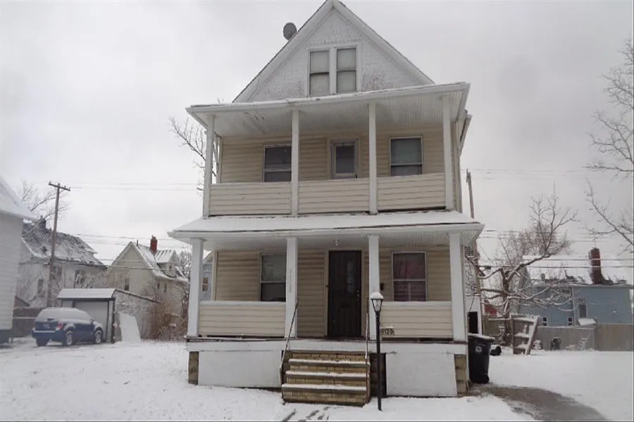11120 Woodstock Ave photo 1