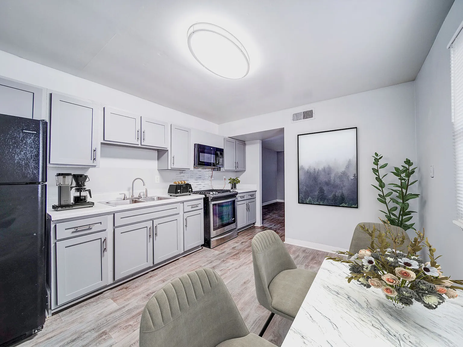 Bella Vista Apartments — Photo 2