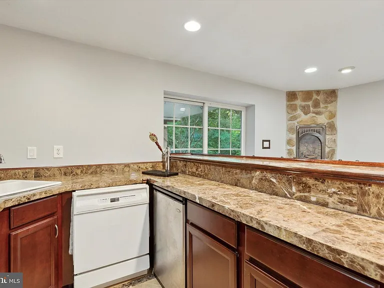 125 Vernon Ct — Photo 24