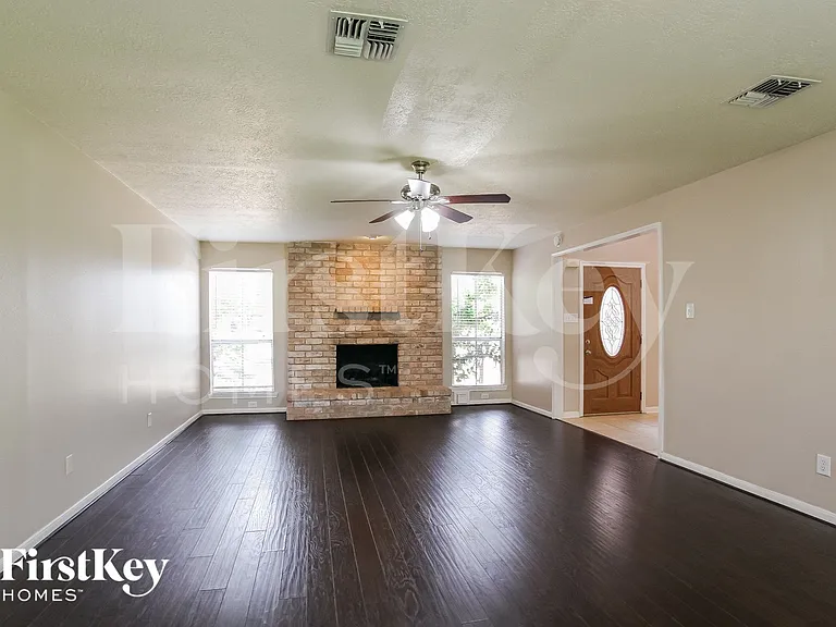 4754 Hickory Downs Dr — Photo 3