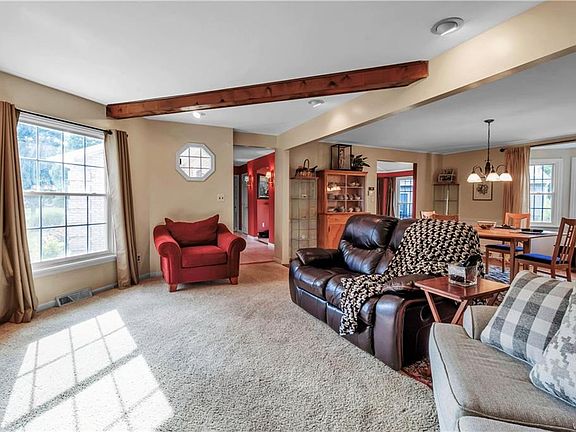 5th image of 209 Crestwood Ln