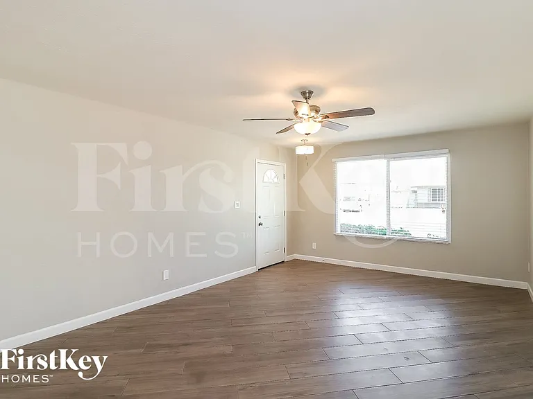 3127 W Shangri La Rd — Photo 2
