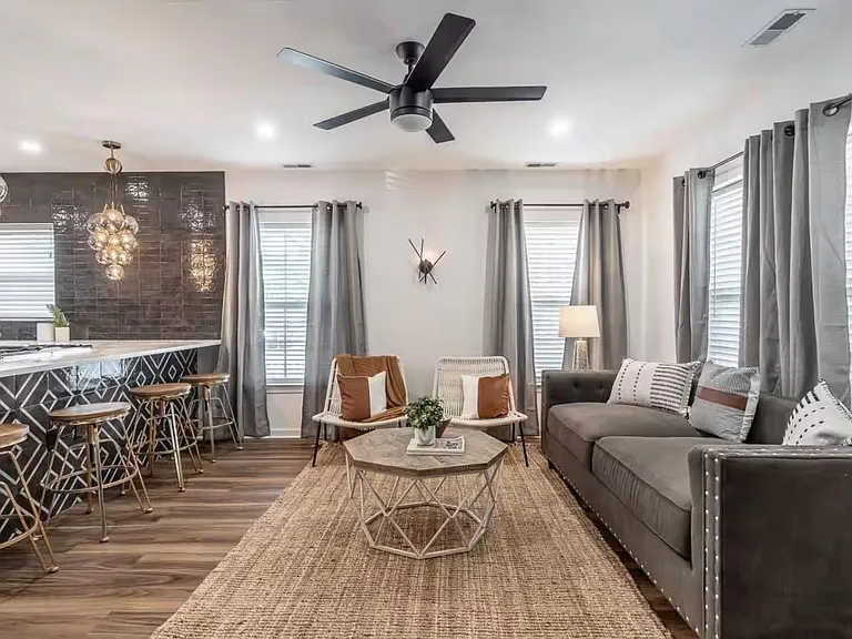 201 Grammercy Pl — Photo 2