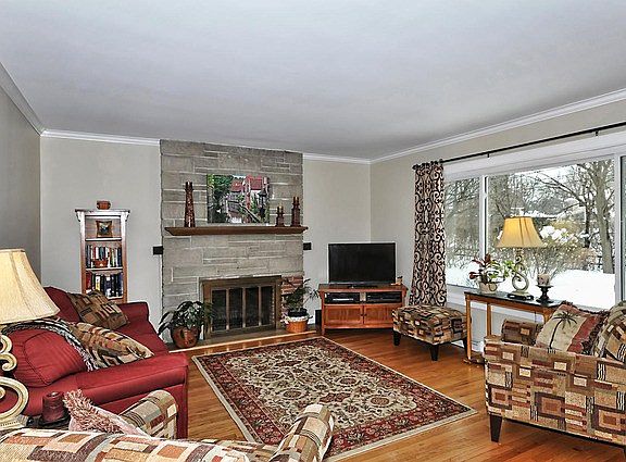 3rd image of 109 E Berkshire Ln