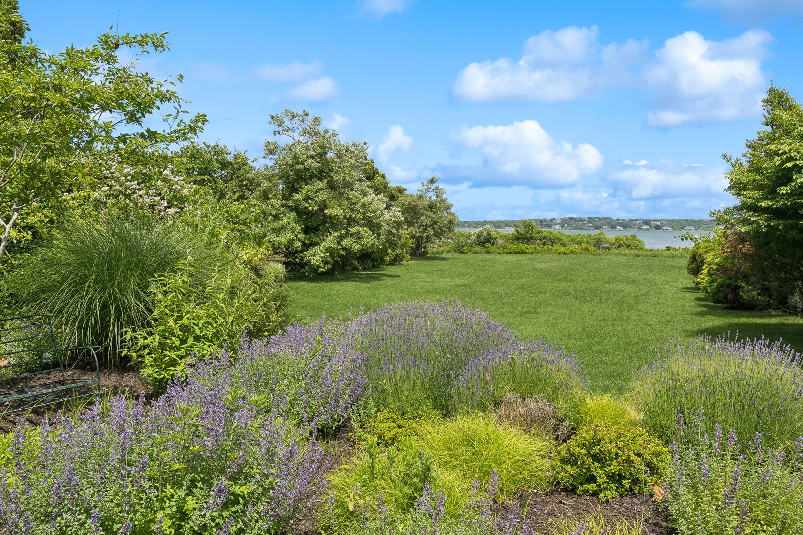  Beautiful lawns all the way to the shore of Lake Montauk 