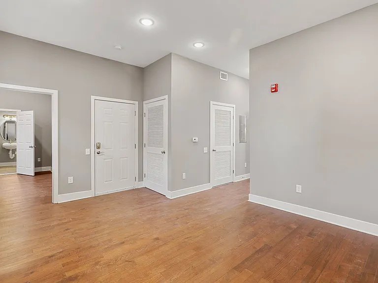 170 W Washington St — Photo 22