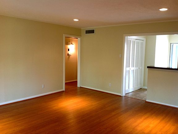 3rd image of 2727 Briarhurst Dr APT 21