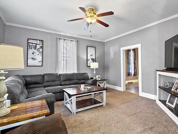 3rd image of 404 S 1st Ave
