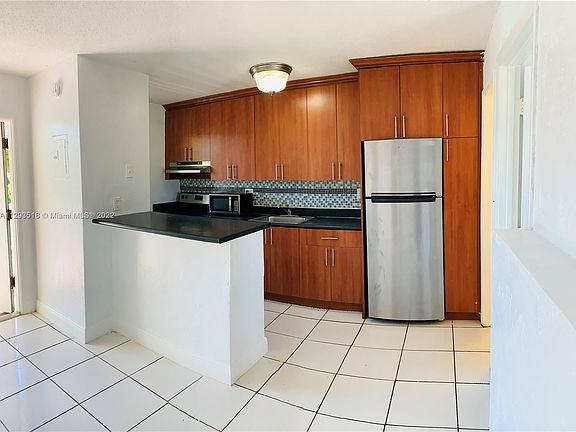 3rd image of 4081 N Dixie Hwy APT 28