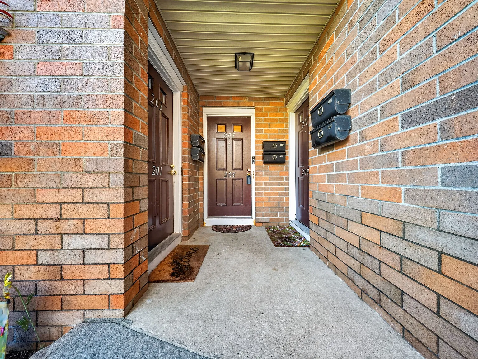 2 bed, 900 sqft, $2,400 — Photo 1