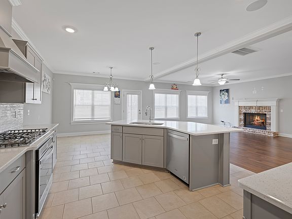 4th image of 15 Hollyhock Ln