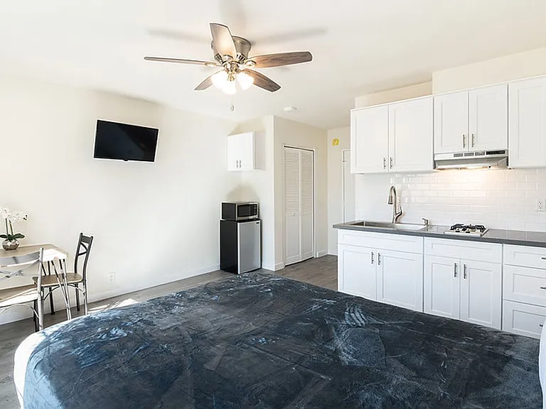 Royal Viking Apartments — Photo 12