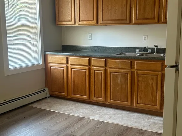 563 Willow St APT 3R, Woonsocket, RI 02895