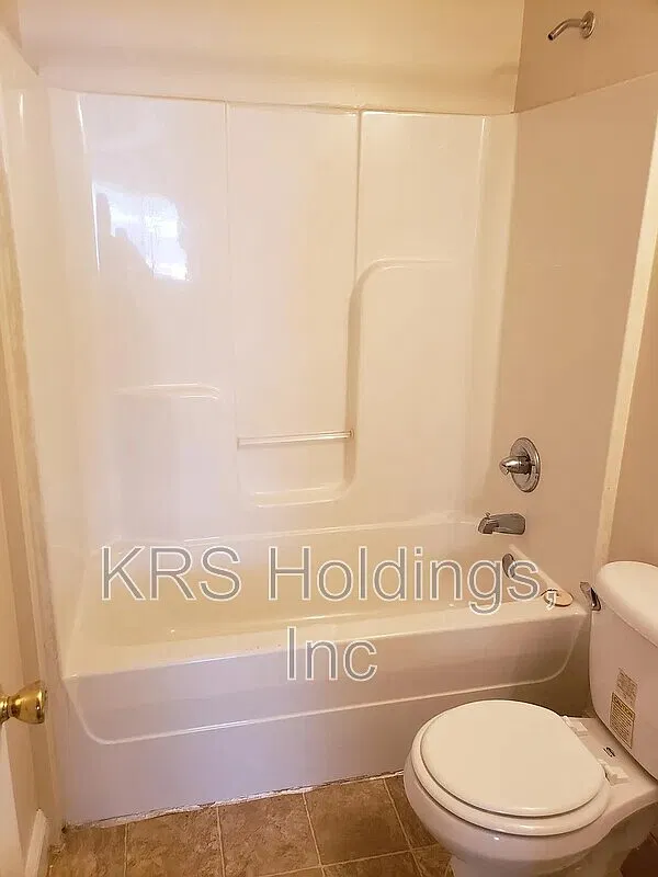 2 bed, 1.0 bath, $895 — Photo 2