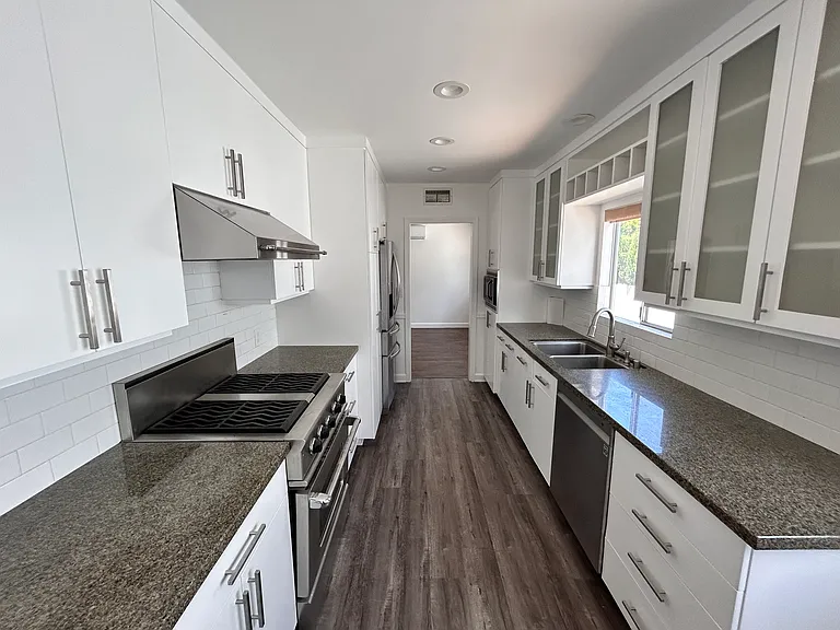 23723 Oxnard St — Photo 7