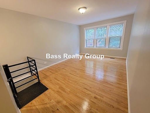 3rd image of 6966 N Greenview Ave #1