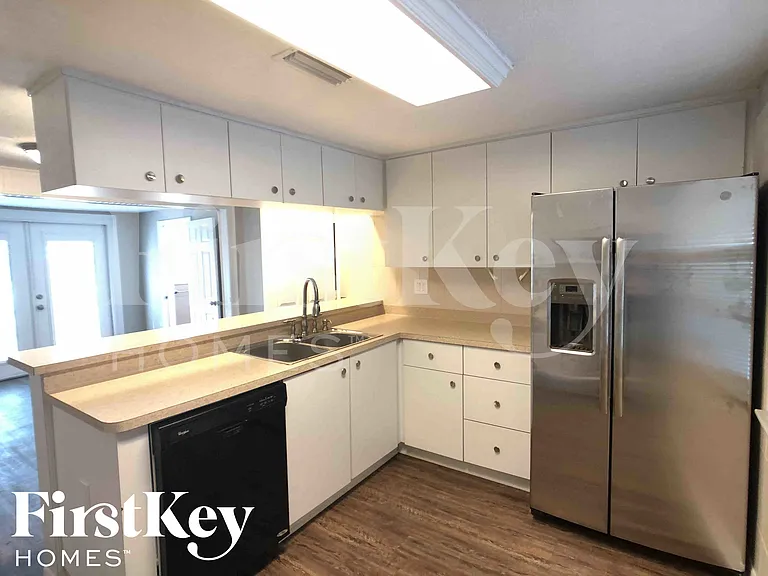 645 Lexington St — Photo 5