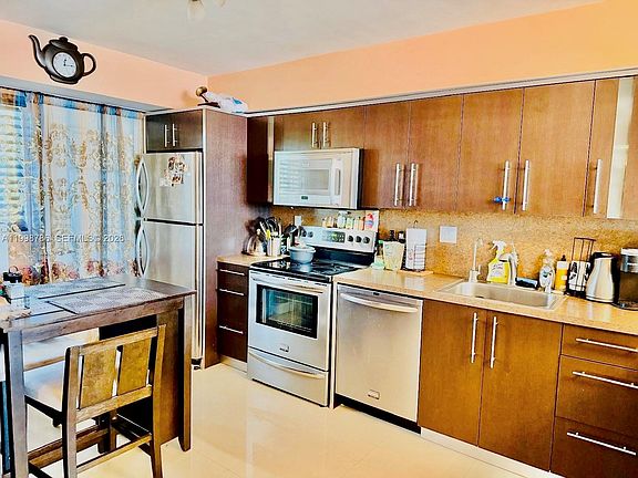 3rd image of 1150 NE 191st St #38